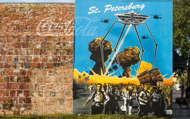 Obra dos Vitale Bros na fachada do bar The Blue Goose em St. Petersburg, Flórida