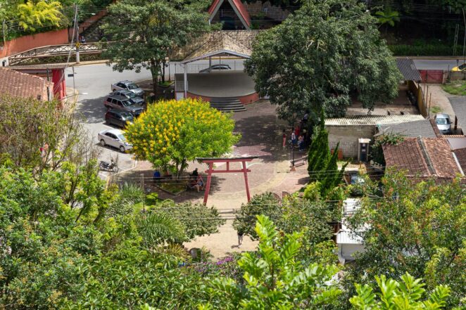 Bem ali no centro, o Mirante do Cruzeiro oferece uma vista do alto de parte de Santo Antônio do Pinhal Bem ali no centro, o Mirante do Cruzeiro oferece uma vista do alto de parte de Santo Antônio do Pinhal
