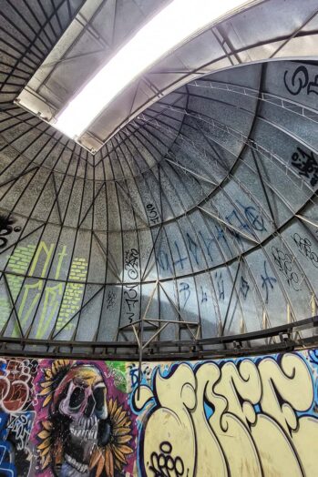 Um antigo observatório abandonado fica ao lado do Mirante do Cristo