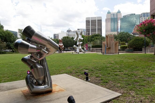 Jardim de esculturas no centro de Orlando