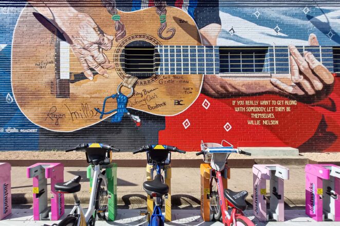 Ande pela South Congress Avenue para conhecer uma das principais zonas comerciais de Austin