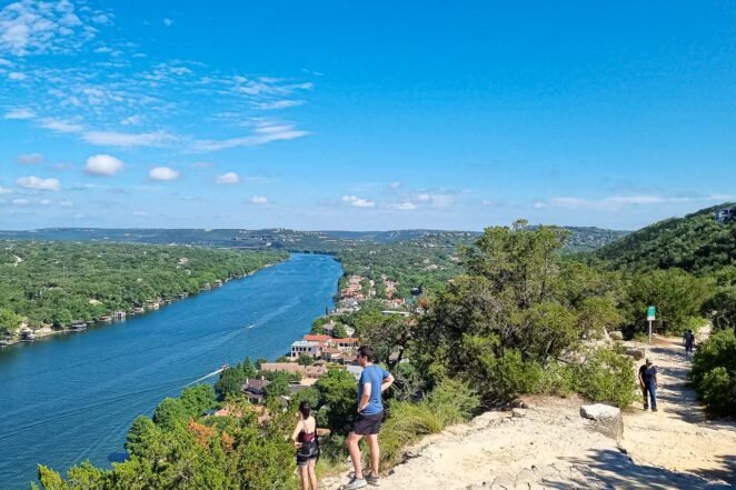 O parque no topo do Monte Bonnell é perfeito para uma vista geral dos arredores de Austin