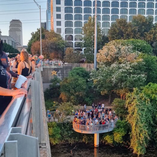 Turistas e locais lotam a ponte da South Congress Avenue para observar os morcegos de Austin